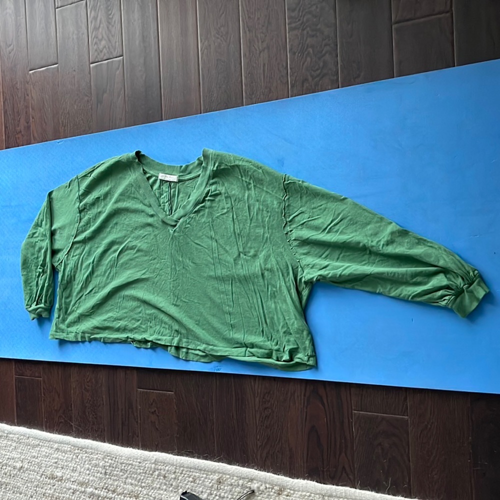We the free green cropped oversized tee w/ long sleeves, sz.S